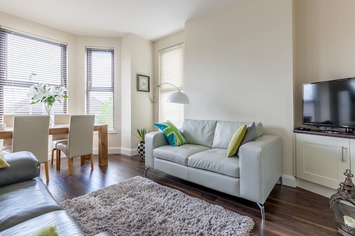 City Chic Apartment...
Bedroom to Rent