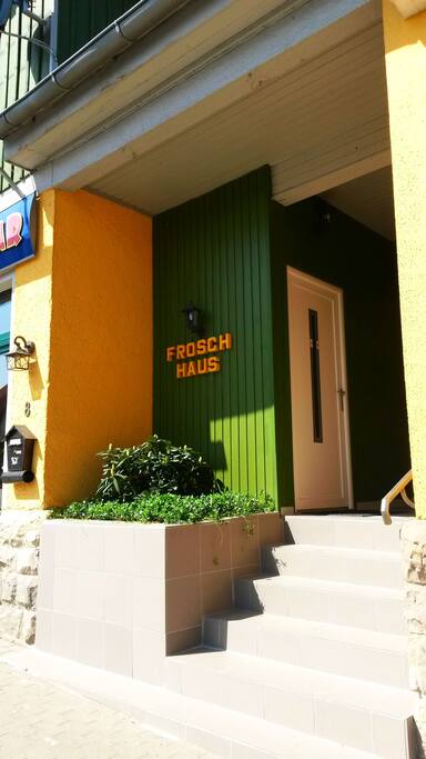 FROSCH HAUS-Eingang