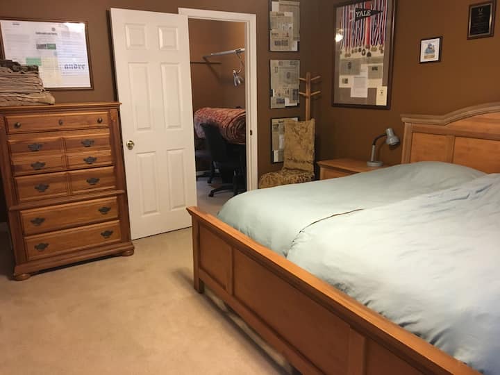 Glavna spavaća soba s bračnim krevetom (širine 180 - 200 cm)