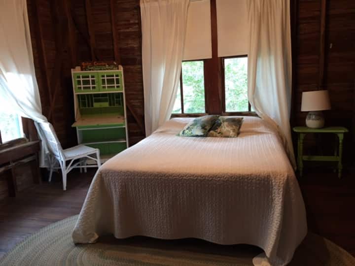 Една от двете двойни спални на горния етаж.