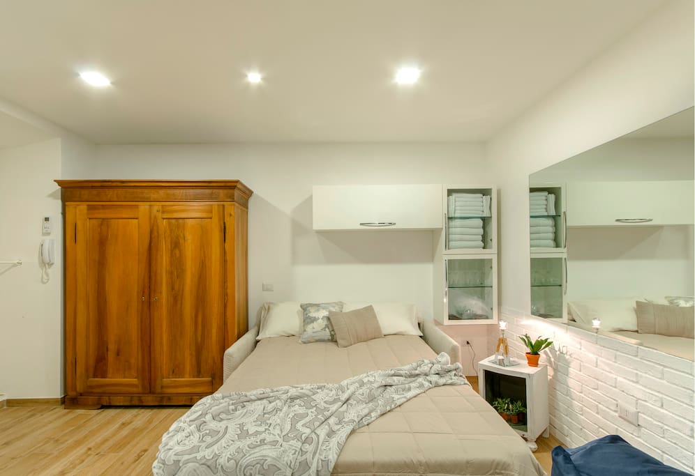 Brand new, recently renovated apartment in Center of Milan. 100% fully stocked kitchen, lots of extra amenities, towels, 1800+ thread count linen, etc!