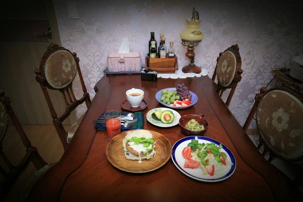 제가 늘 생각만하던 에어비앤비를 실행에 옮기게된 젤 큰이유. 채식 아침식사입니다 (for vegan break fast) 유기농으로 준비하는 직접짠쥬스 채식 아침식사 제공합니다.