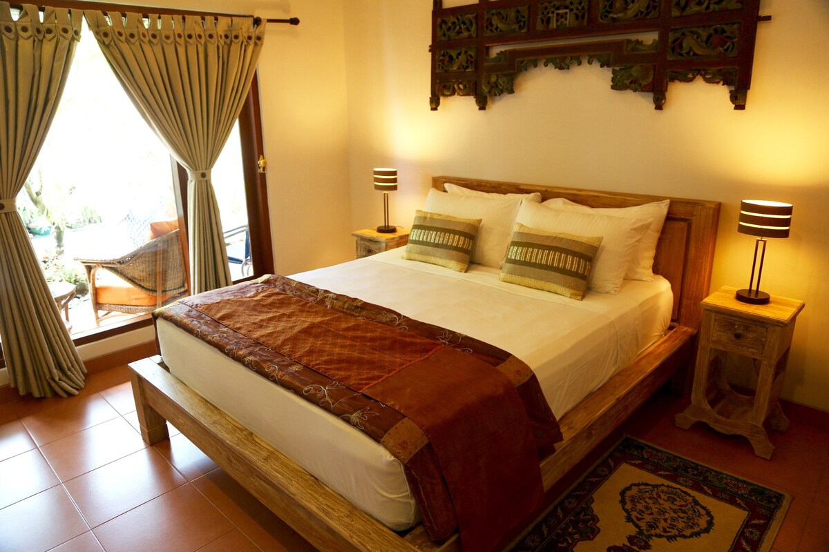 ห้องนอน 1 พร้อมวิวสระว่ายน้ำและสวน