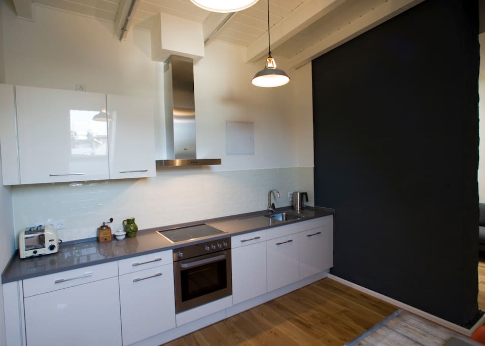 Fully-fitted kitchen with dishwasher