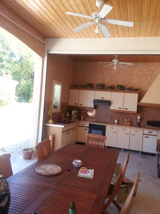 Accès terrasse et cuisine d'été.