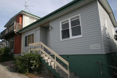 Cedar Cottages Blackmans Bay - Country Cottage
