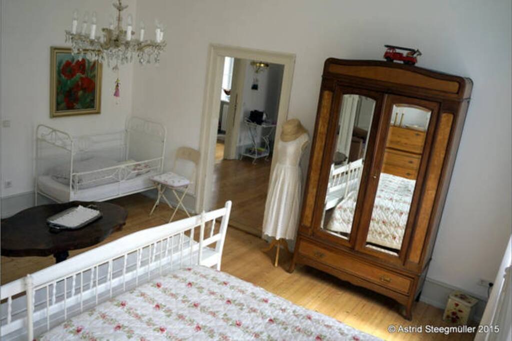 Das Berliner Zimmer mit Kinderbett im Jugendstil