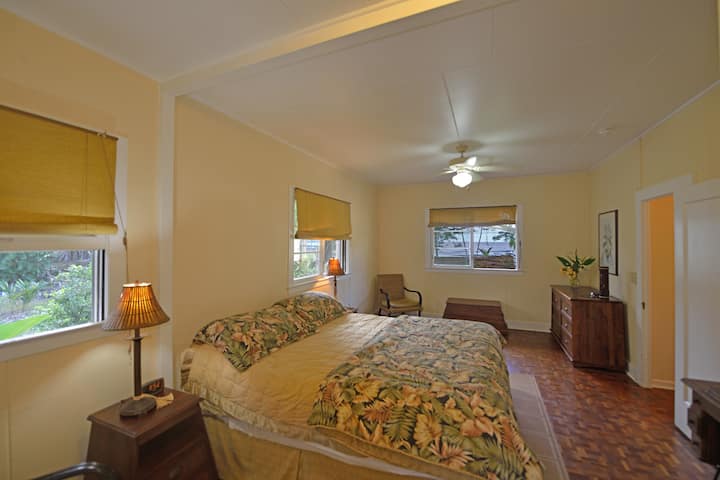 Dhomë gjumi kryesore me pamje nga oqeani dhe banjë private.