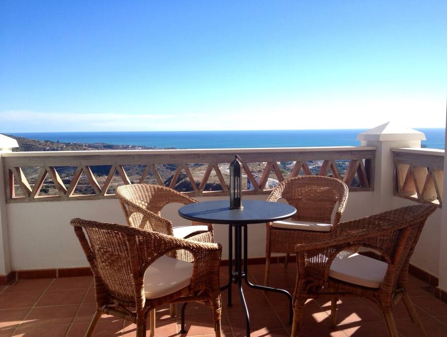 Bonita terraza con zona de estar.