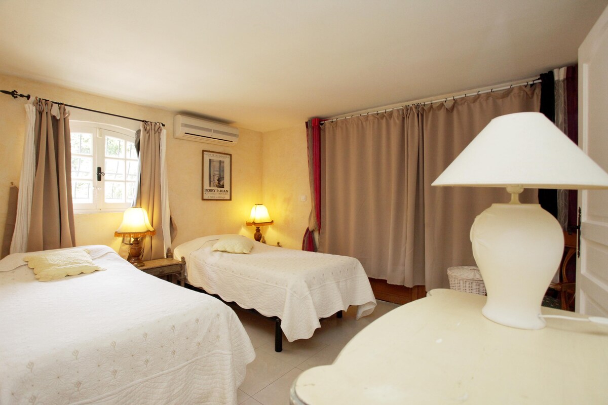 Спалня 7 самостоятелни бани на приземния етаж