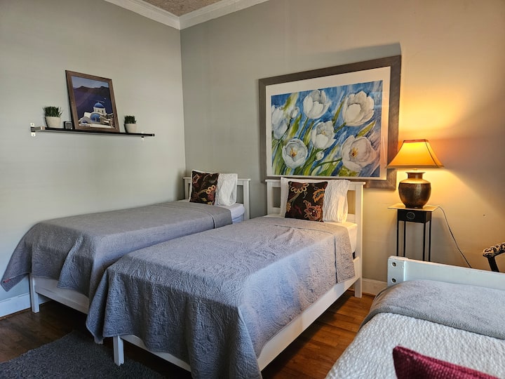 Cuarto dormitorio del nivel principal o suite independiente con baño privado.  Este dormitorio tiene 3 camas individuales.