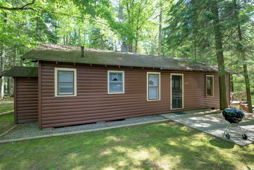 Side of cabin with porch and grill