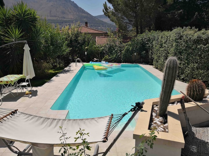 Palermo, villa with swimming pool