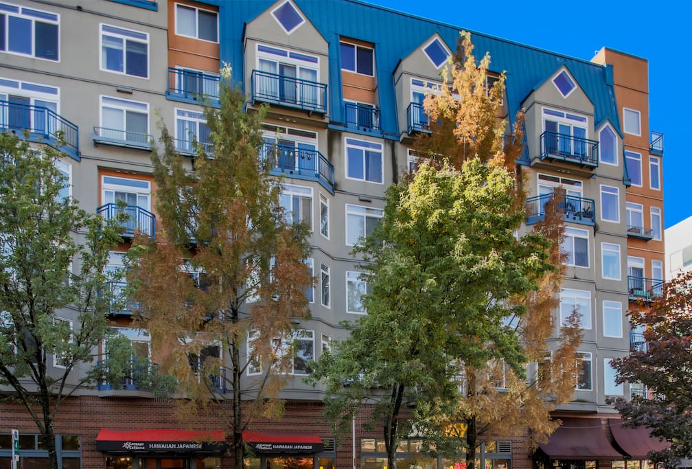 The marvelous Belltown Court Condominiums, with eateries on the first floor