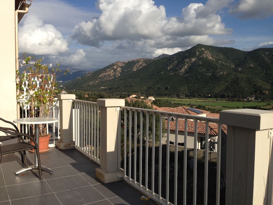 terrasse avec mobilier vue mer et montagne