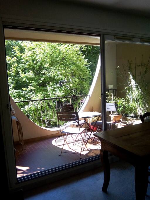 vue de mon salon : grande terrasse fraîche, plein sud