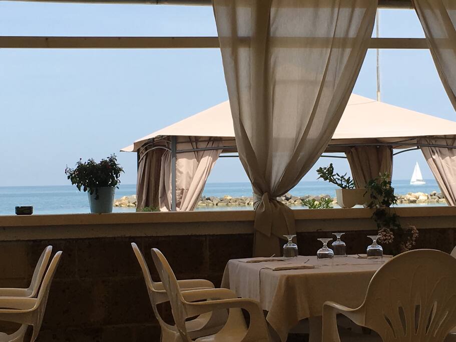 Ristorante sul mare di fronte camping