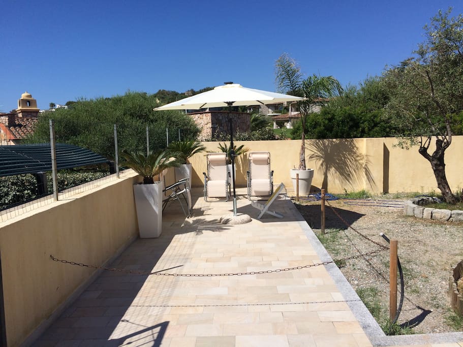 Zona relax situata nel giardino, con vista mare.