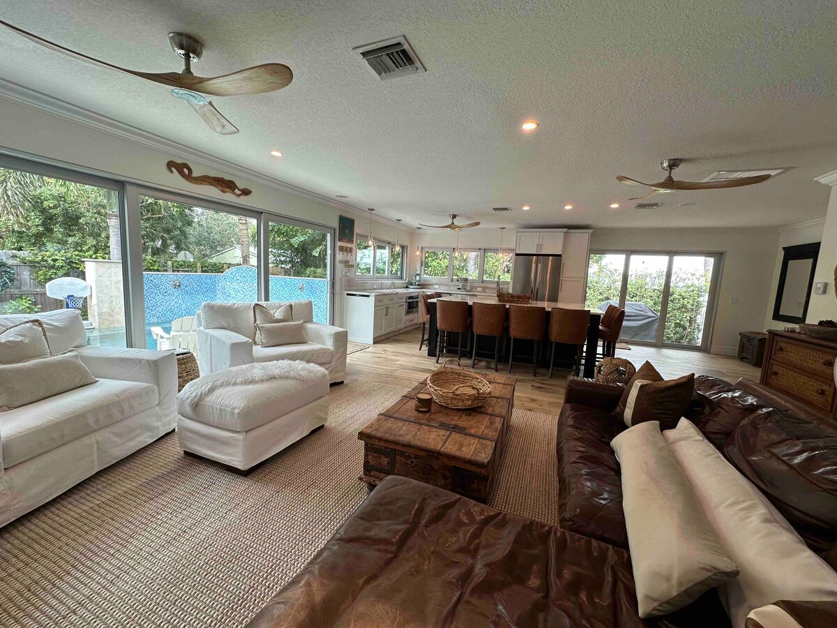 Втора дневна соба, наречена „Соба со базен“.  Просторот е многу голем (720sf) и вклучува:  луксузен крајбрежен рустикален мебел од железаријата за реставрација, втора кујна (без шпорет/рерна) со машина за мраз под работната површина и целосен отвор за базен.