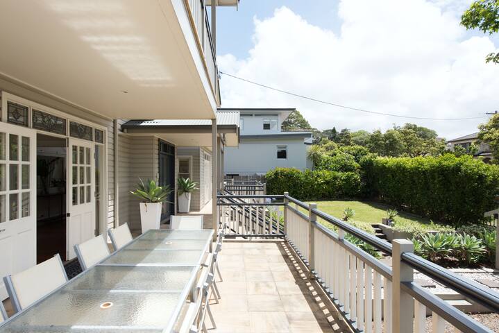 Spacious, Sun-Filled Home Close to Dee Why Beach gallery image 3