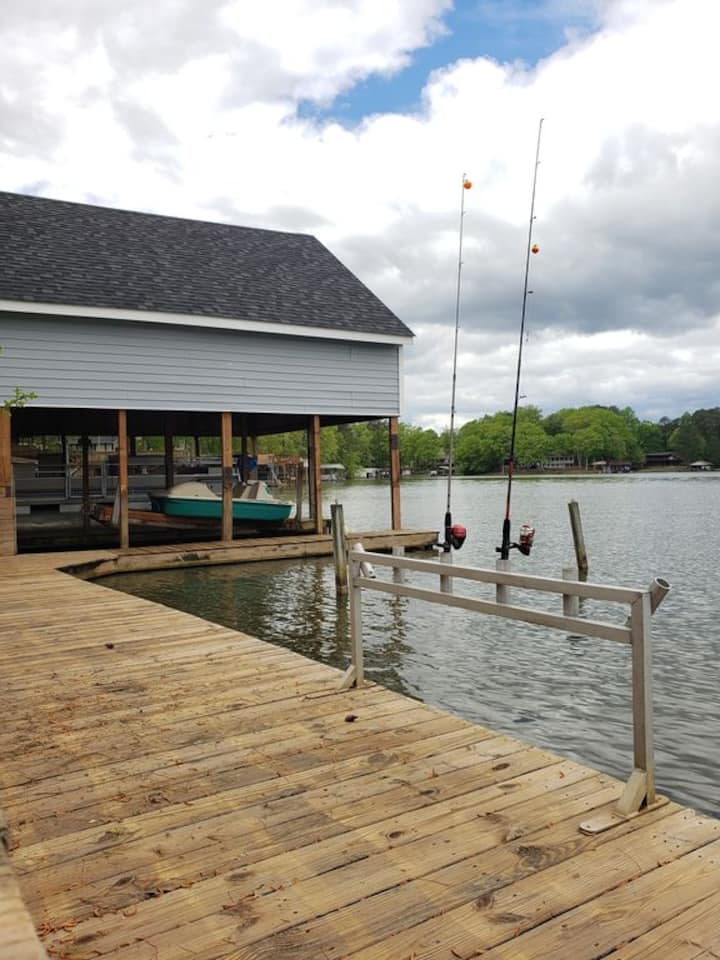 8 Bedroom, 4.5 bath lake front home with boathouse