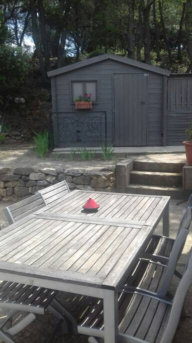 Terrasse devant le studio.