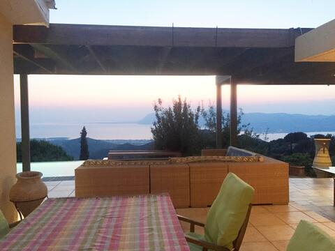 Breathtaking sunset & sea view while in the pool
