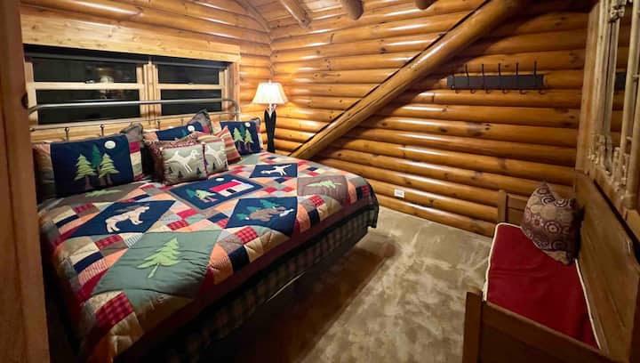 El cuarto dormitorio tiene un cama king y está arriba, al otro lado del pasillo del quinto dormitorio. 