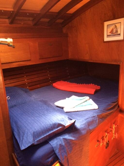 Votre cabine, de beaux draps, une bonne couette et....
BONNE NUIT ...
A demain pour un petit déjeuner " continental et copieux ".