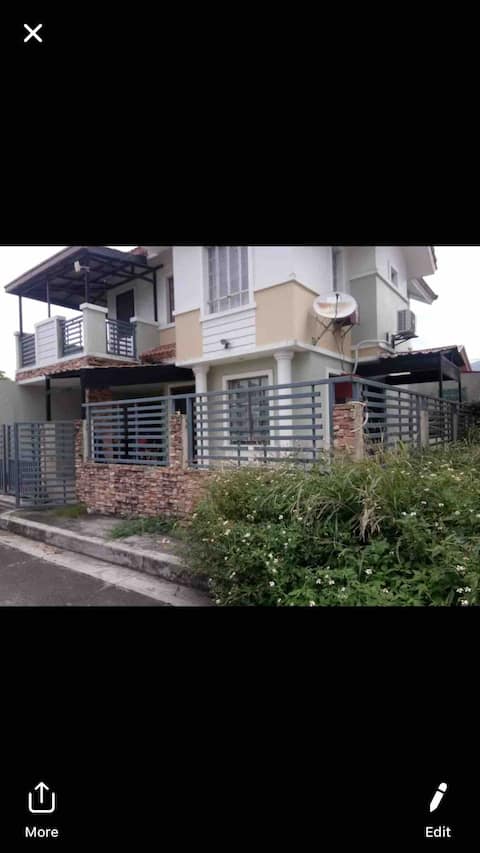 Transient House At The Foot Of Mount Makiling
