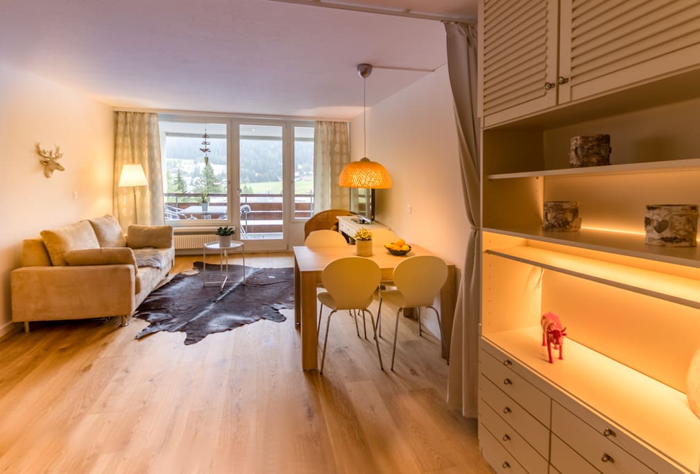 Wohnzimmer mit Esstisch
