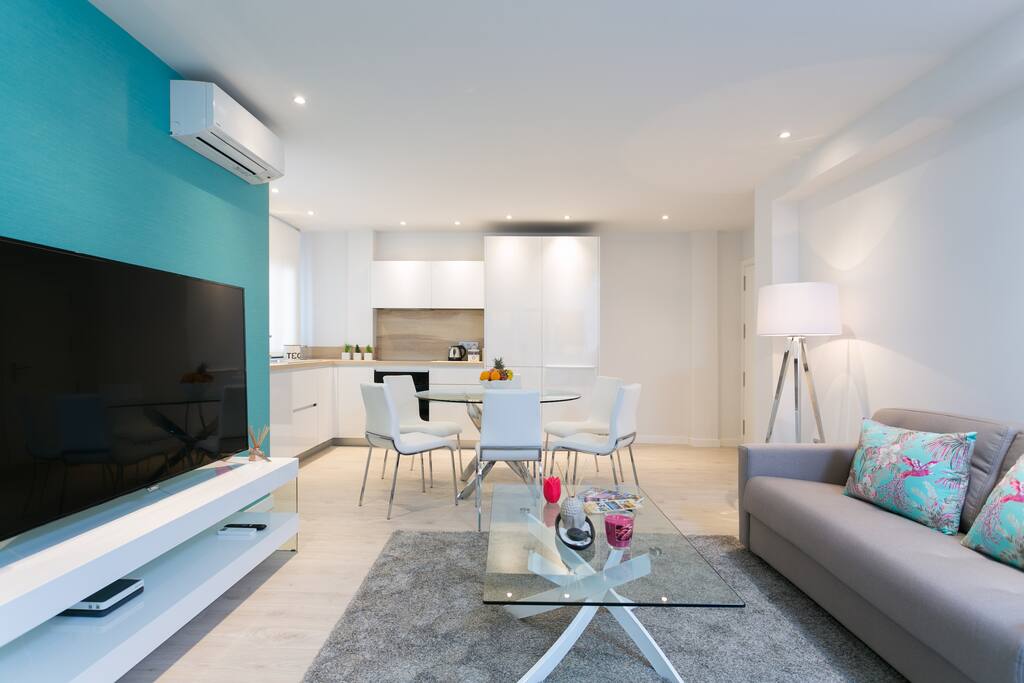 The lounge is air conditioned and includes a comfortable sofa (which can be opened and turned into a bed), a 65'' TV with Netflix access and a large dining table.
El salón está climatizado y cuenta con un cómodo sofá (que se puede abrir y convertir en una cama), un televisor de 65’’ con acceso a Netflix y una gran mesa de comedor.