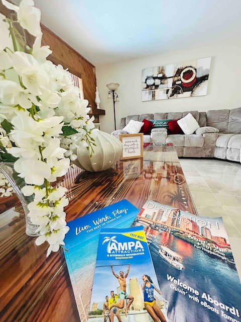 Popular Airbnb listing: Vintage Family Scape + heated pool&discount in Town 'N' Country