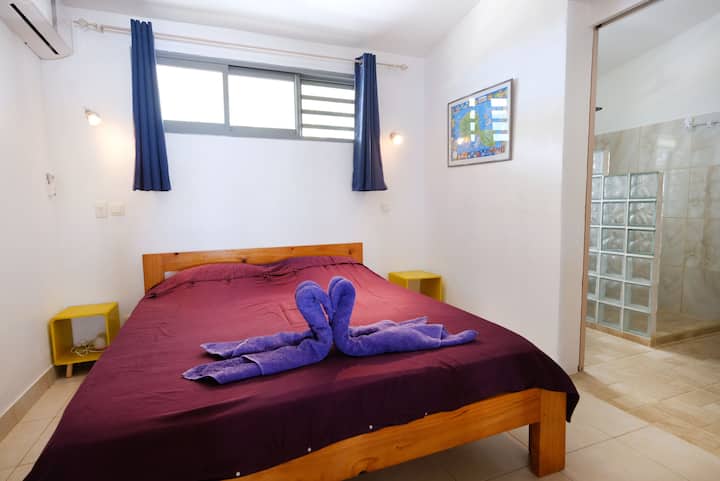 2号卧室， 160x200床，空调，带卫生间