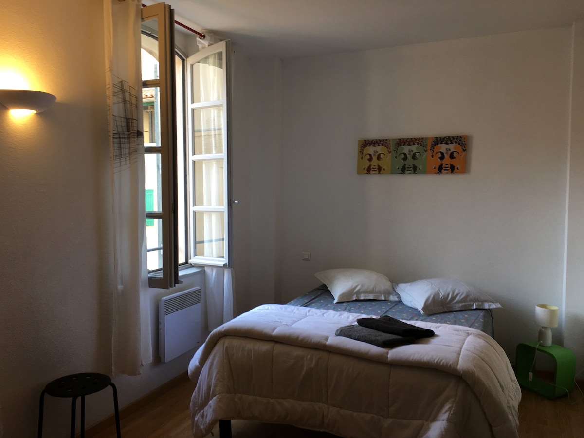 ห้อง n ° 4 เตียงใน 140 และห้องน้ำที่อยู่ติดกัน