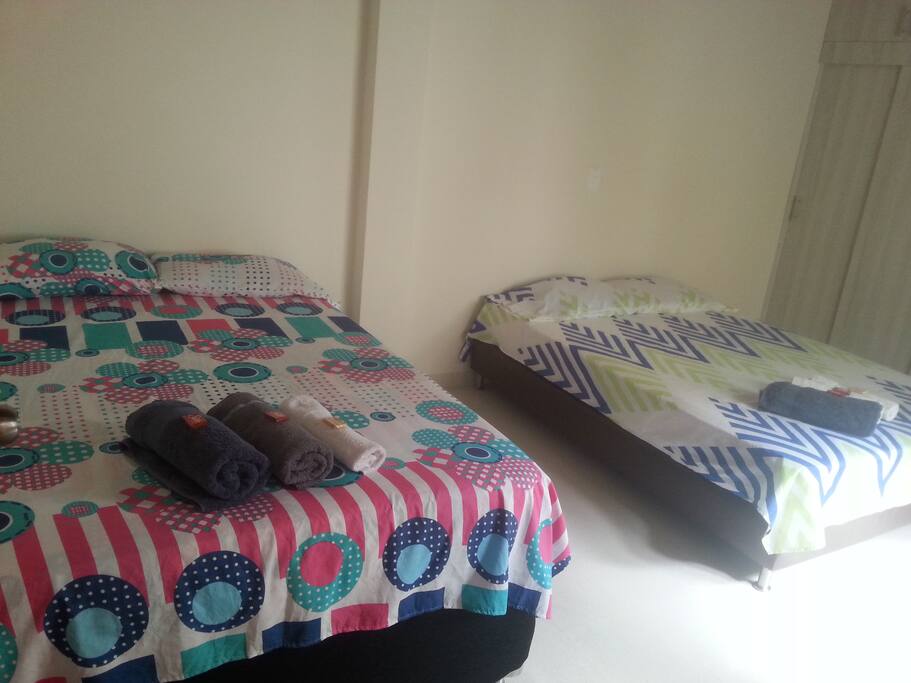 Cada habitaciòn cuenta con cama doble y cama sencilla, còmoda y dotada, almohada y cobija.