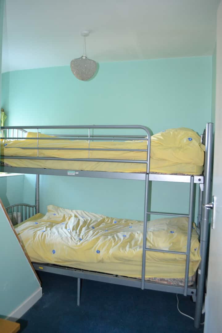 חדר שינה שני עם מיטת קומתיים.