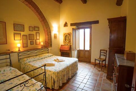 Apartment in old farmhouse with pool. Val d'Orcia