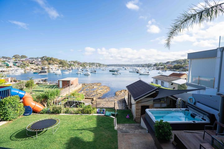 LUXURIOUS BEACH FRONT APARTMENT- CRONULLA