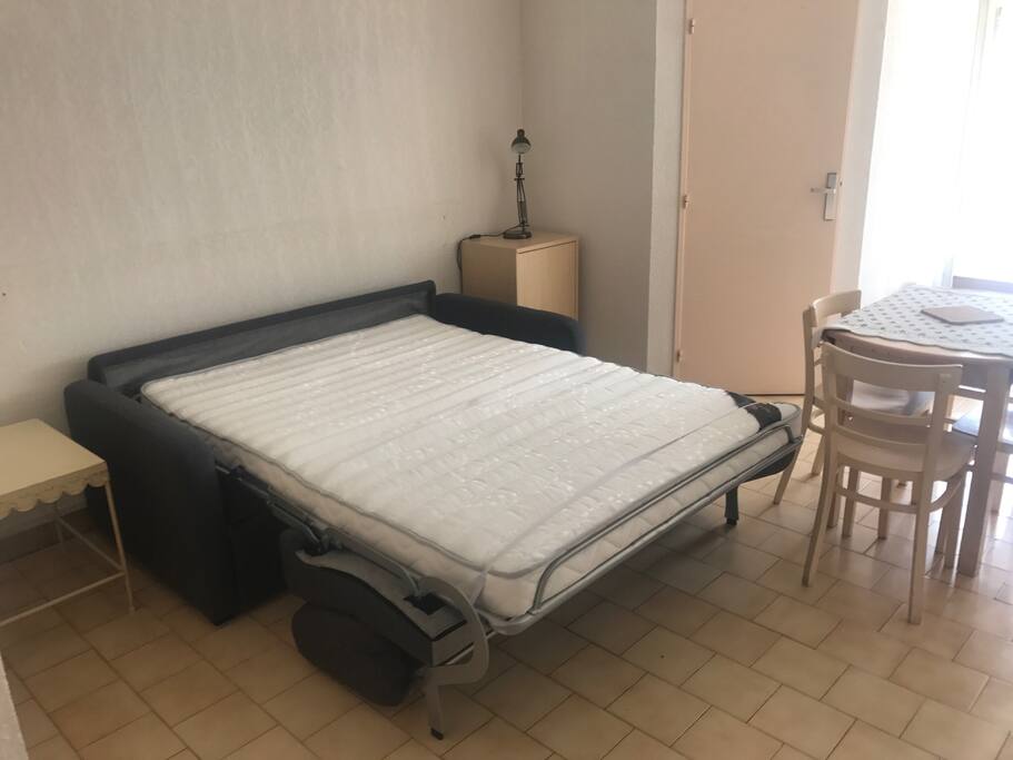Canapé lit Rapido en 140cm.
Petite chambre pour une personne avec fenêtre donnant sur la terrasse
