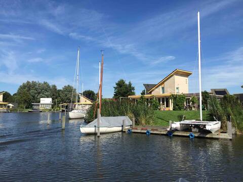 Watergeus 'villa at the lake' in Friesland