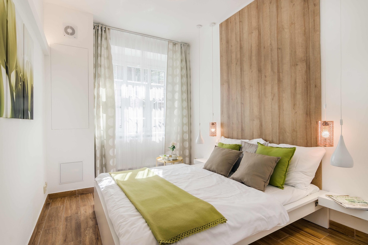 Това е самостоятелна спалня с двойно легло, където двама души могат удобно да спят. 