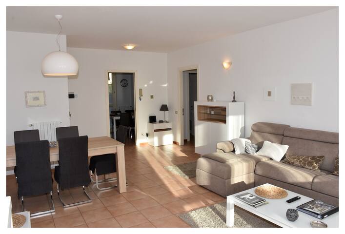 Big apartment with PRIVATE garden, Netflix, garage