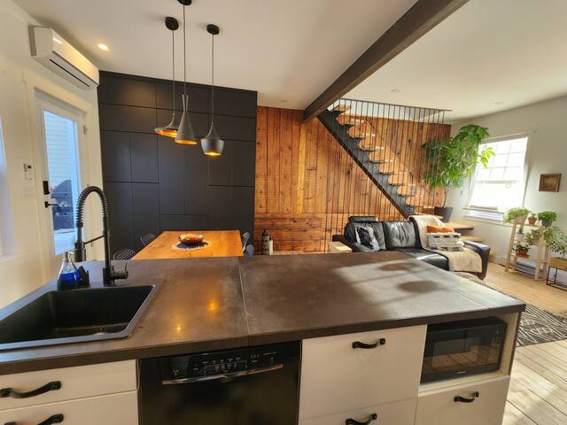 Appartement chaleureux avec foyer intérieur gallery image 3