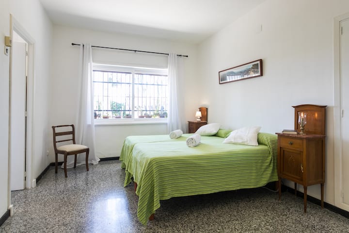 Მთავარი საძინებელი ლუქსი სააბაზანოთი და საგარდერობო ოთახით. Ელექტროძრავით განათებული საწოლის ორი საწოლი 0.90 საწოლით. 