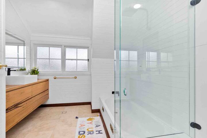 Spacious & beautiful 5 bed house with pool & spa gallery image 4