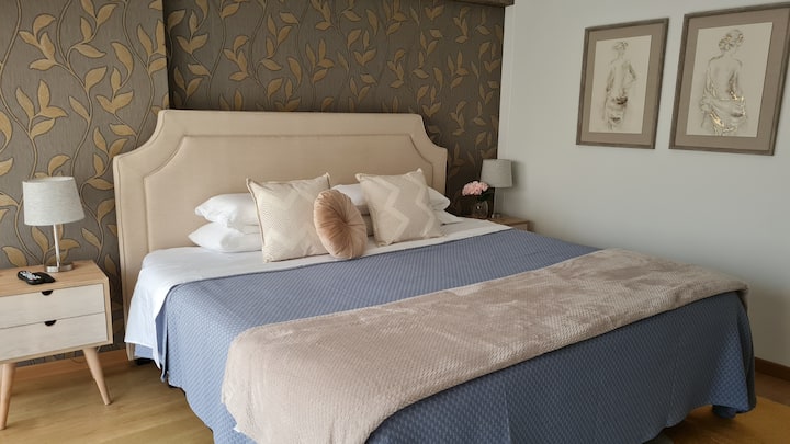 Dormitorio principal con cama King size, TV de 55”, amplio walking closet con mantas, toallas, colgadores, tabla de planchar y plancha. Un espacio perfecto para tu descanso.
Nuestras sábanas de 600 hilos te aseguraron un buen descanso y mucho confort