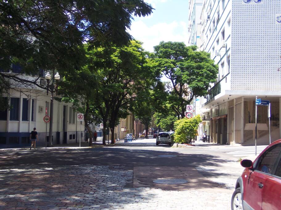 Vista da Rua em frente ao edifício