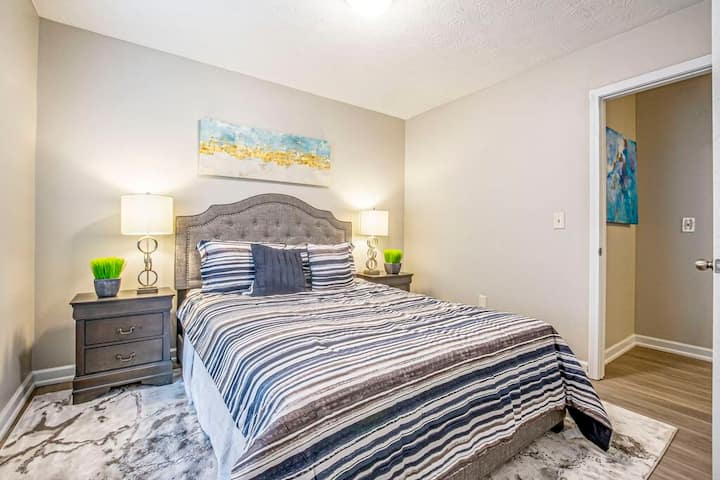 Spavaća soba za goste s bračnim krevetom. 