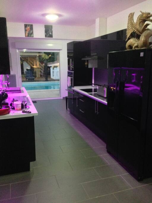 cuisine ouverte sur piscine